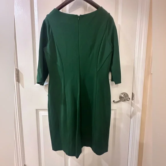 Elegant Green Dress - Picture 2 of 3